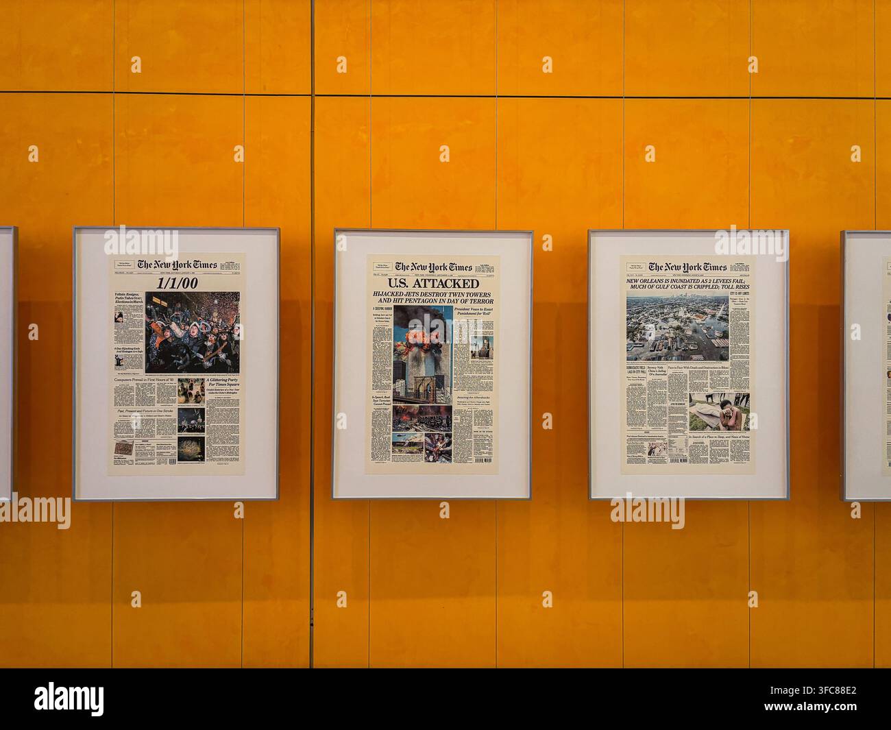 Prime pagine incorniciate del New York Times esposte nella hall della sede del giornale a Midtown Manhattan, inclusa quell del 1° gennaio 2000 Foto Stock
