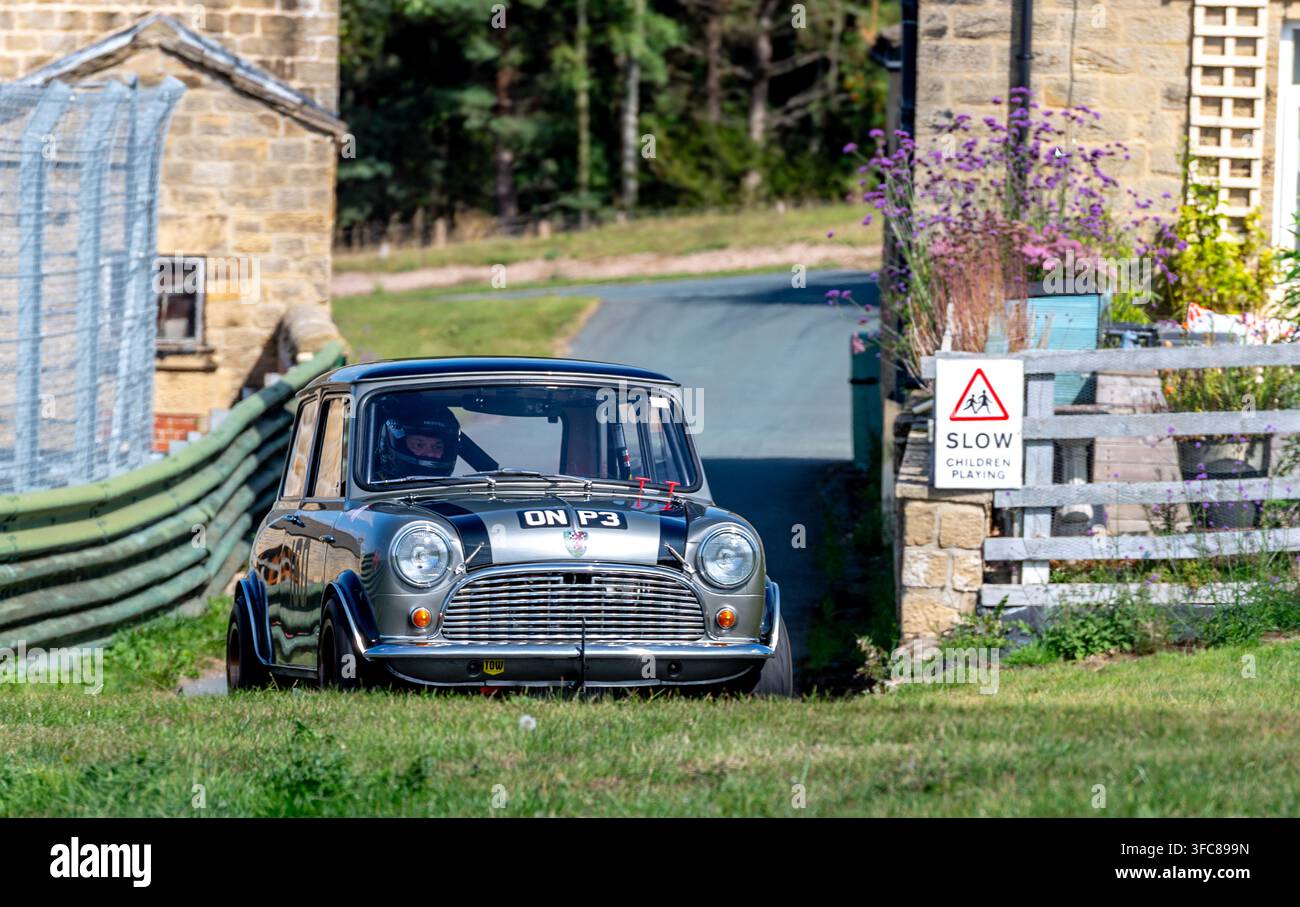 Mini Austin e Morris in gara all'Harewood Hill Climb, Harewood, Yorkshire, Inghilterra, Regno Unito Foto Stock