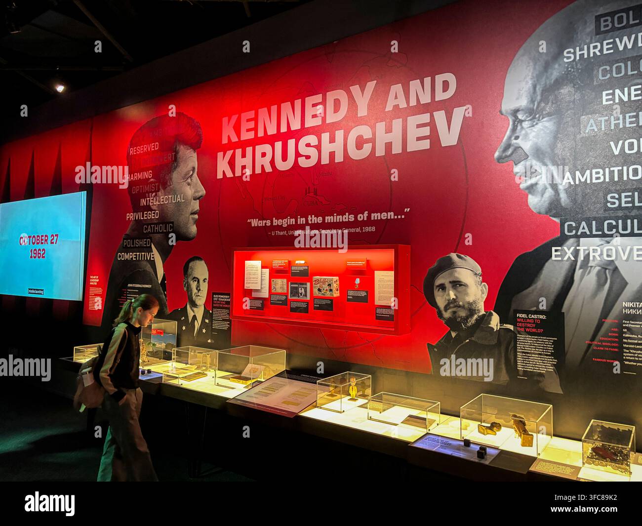 La mostra sulla crisi dei missili cubani, datata 27 ottobre 1962, con ritratti di Kennedy, Chruščëv e Castro. Washington, Distretto di Columbia, Stati Uniti Foto Stock