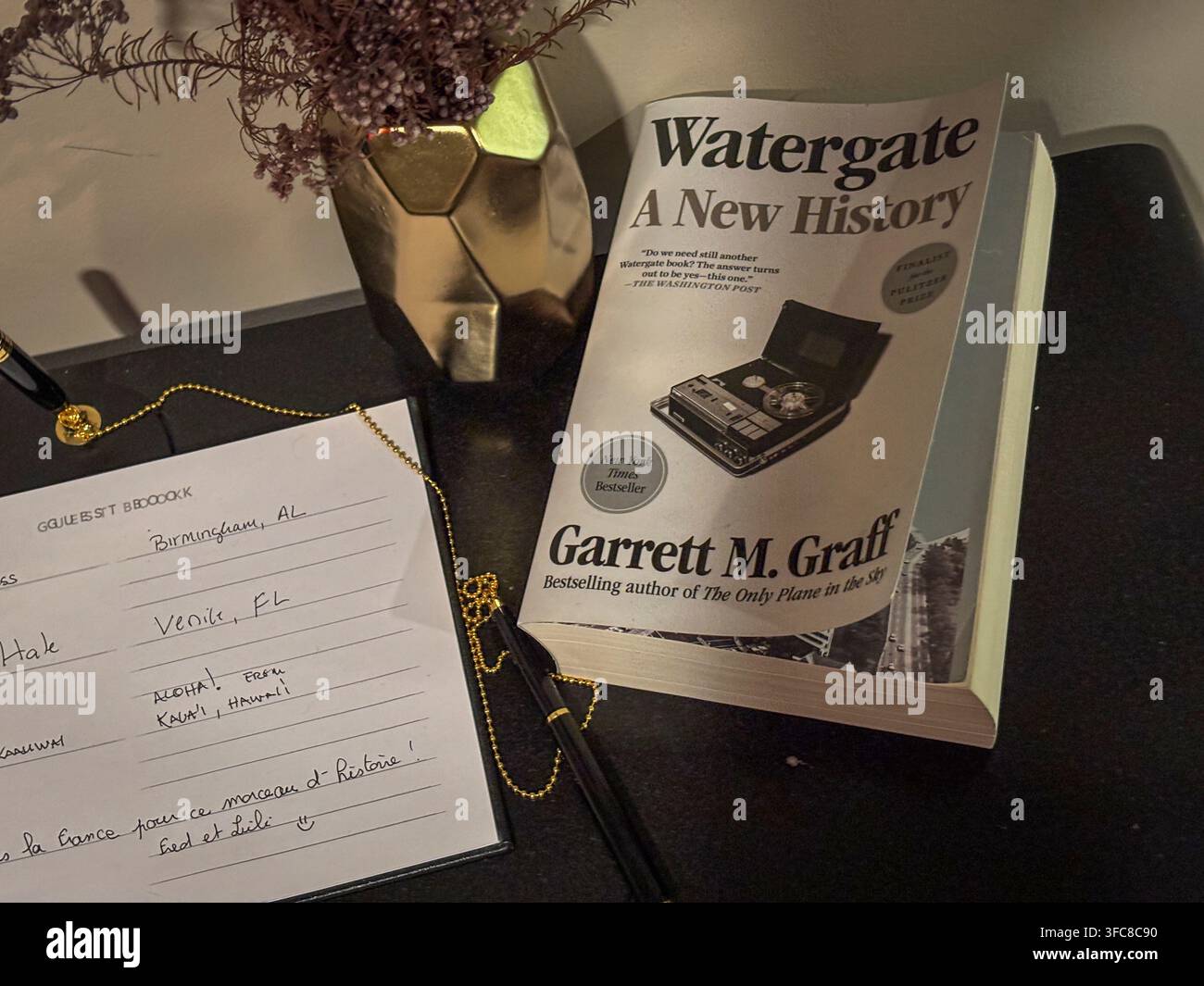 Un libro degli ospiti e una storia di Watergate su un tavolo nell'hotel. Washington, District of Columbia, Stati Uniti, 13 agosto 2026. Foto Stock