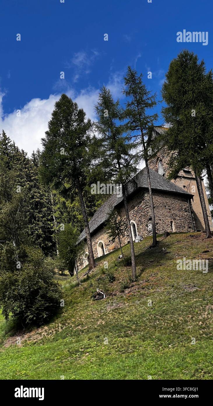 Viaggio panoramico sulle strade delle Alpi austriache, con strade di montagna, foreste, valli e splendidi paesaggi naturali in Austria. - Immagine stock catturata con smartphone