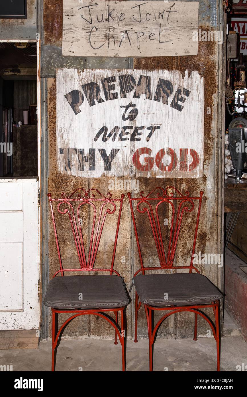 Insegna Old Fashioned invecchiata con la scritta Prepare to Meet Thy God in un juke joint a New Orleans. Foto Stock