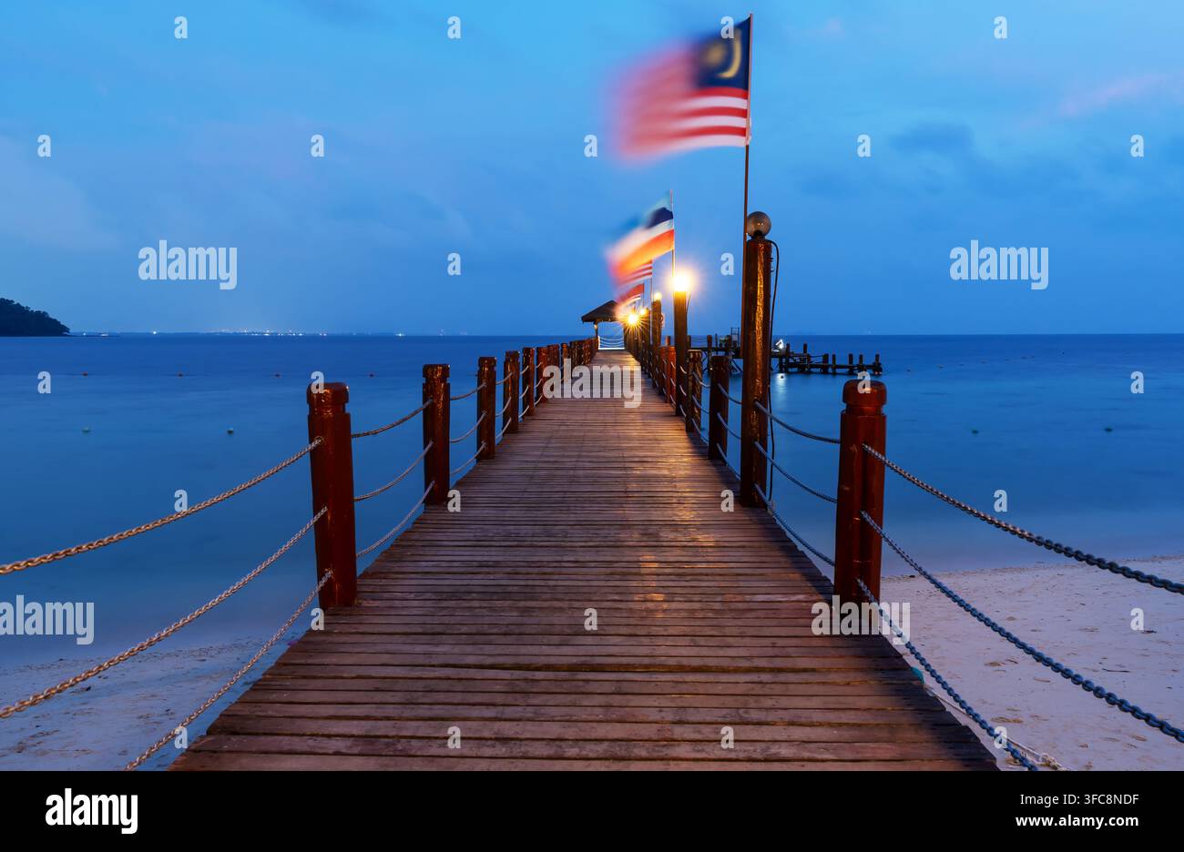 Esposizione lunga al crepuscolo sull'isola di Manukan, parco marino Tunku Abdul Rahman a Sabah, Borneo, Malesia Foto Stock