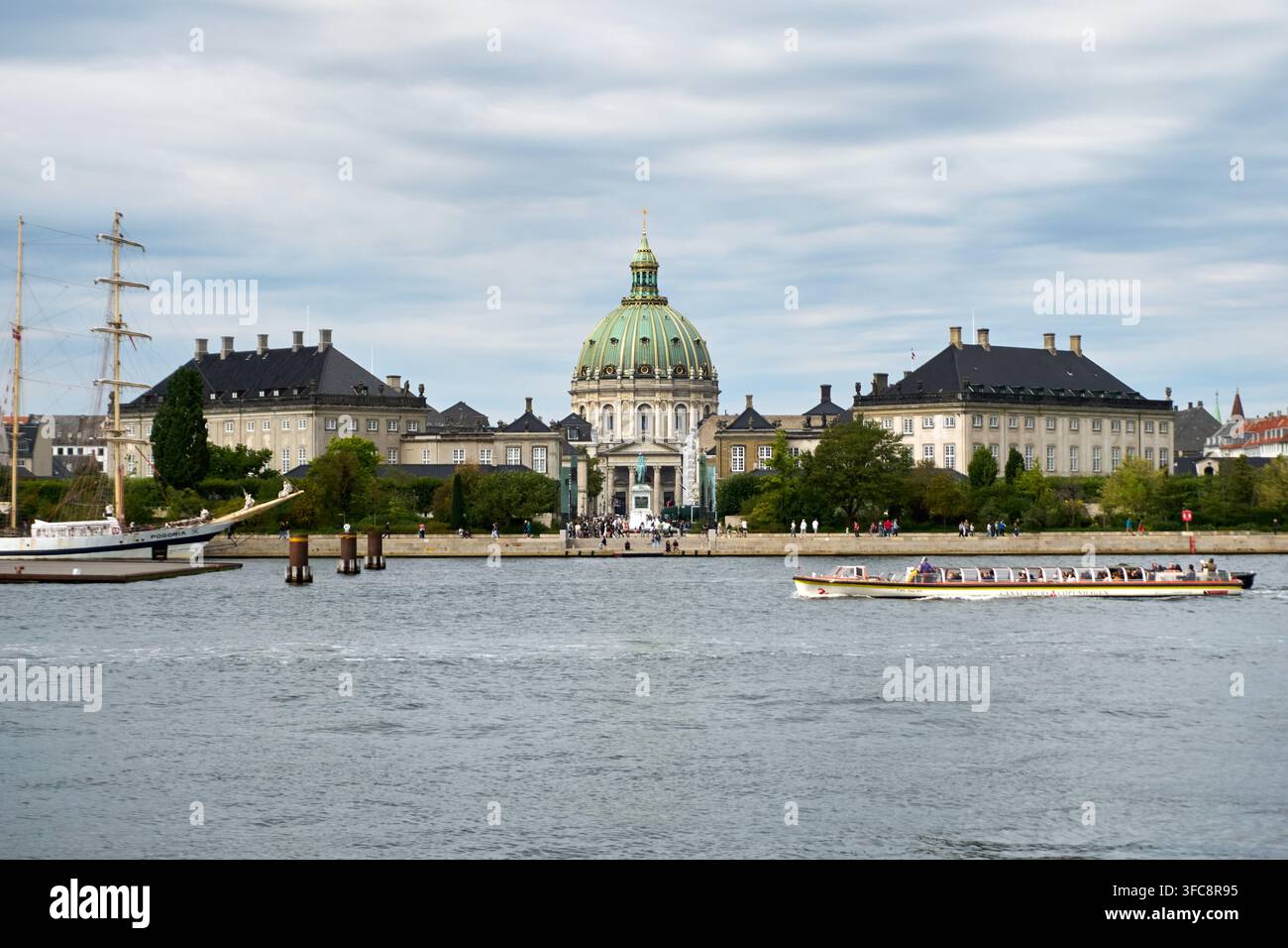 Cupola della chiesa di Frederik vista attraverso il porto di Copenaghen, con barche che passano sotto un cielo nuvoloso. Foto Stock