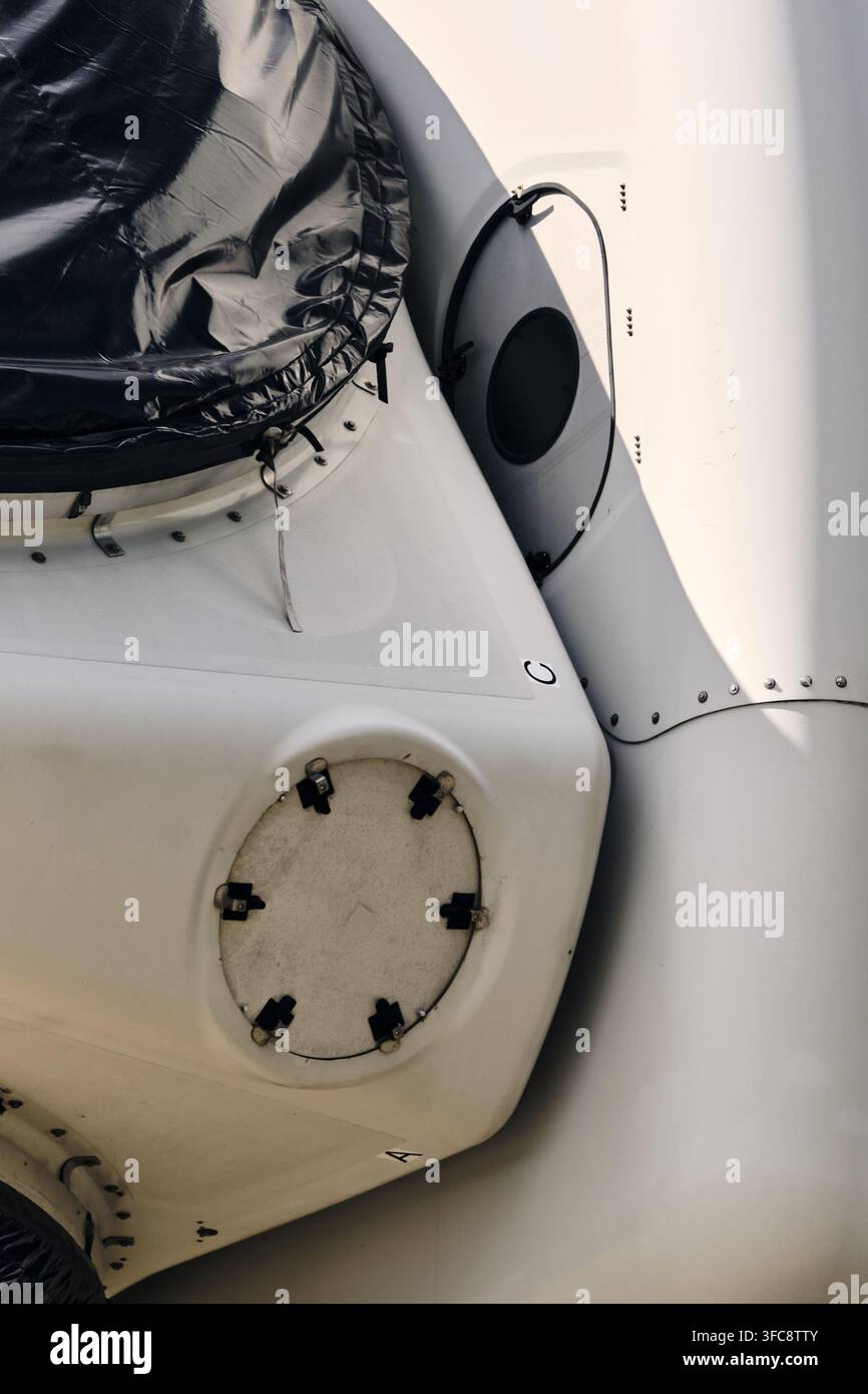 Thisted, Danimarca – 11 agosto 2026: Vista dell’hub e dell’assieme delle pale di una turbina eolica Vestas V-164 da 9,5 MW presso il Centro di prova eolica di Osterild. Foto Stock