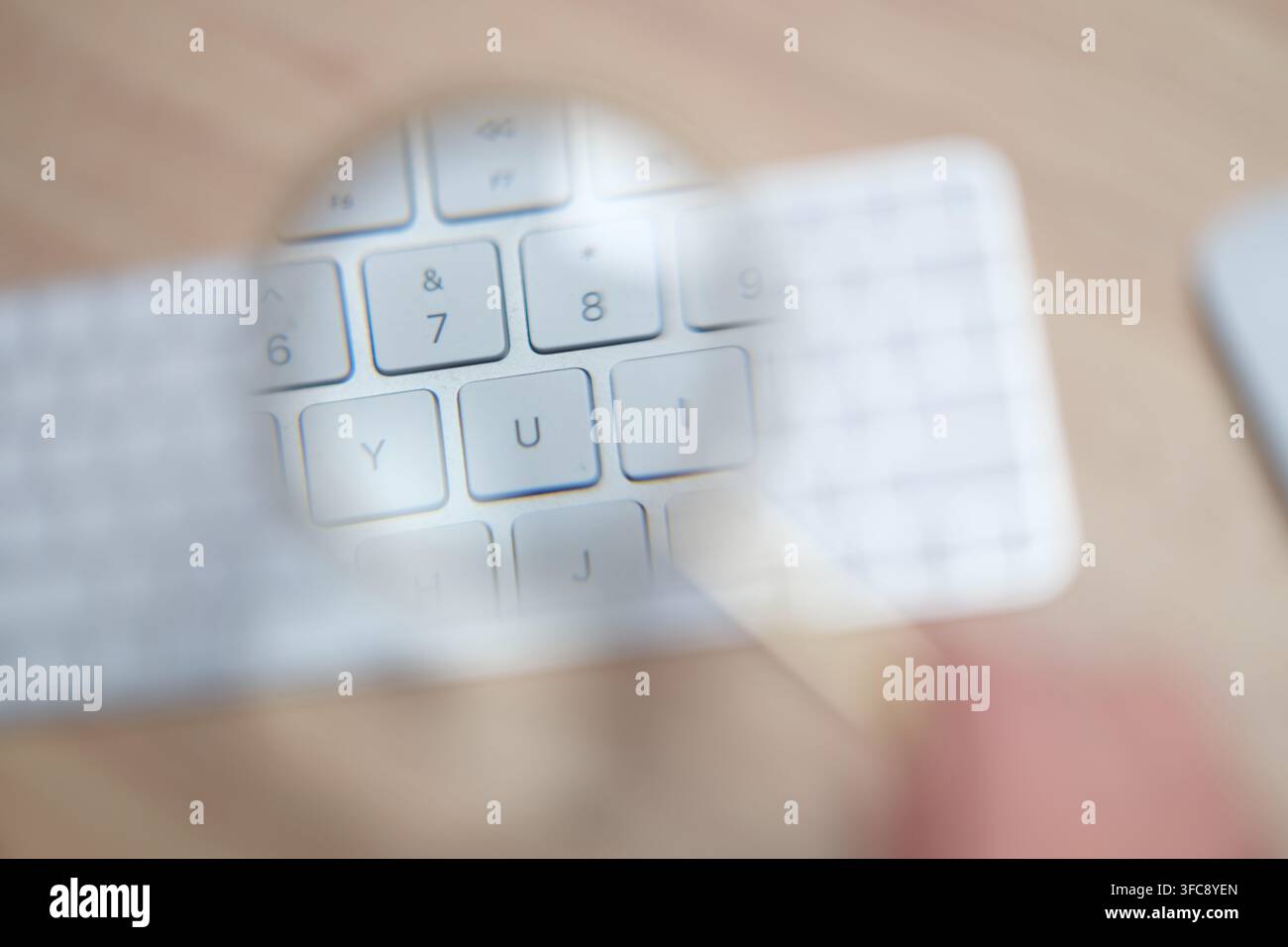 Tastiera bianca moderna per computer appoggiata su una superficie pulita della scrivania Foto Stock