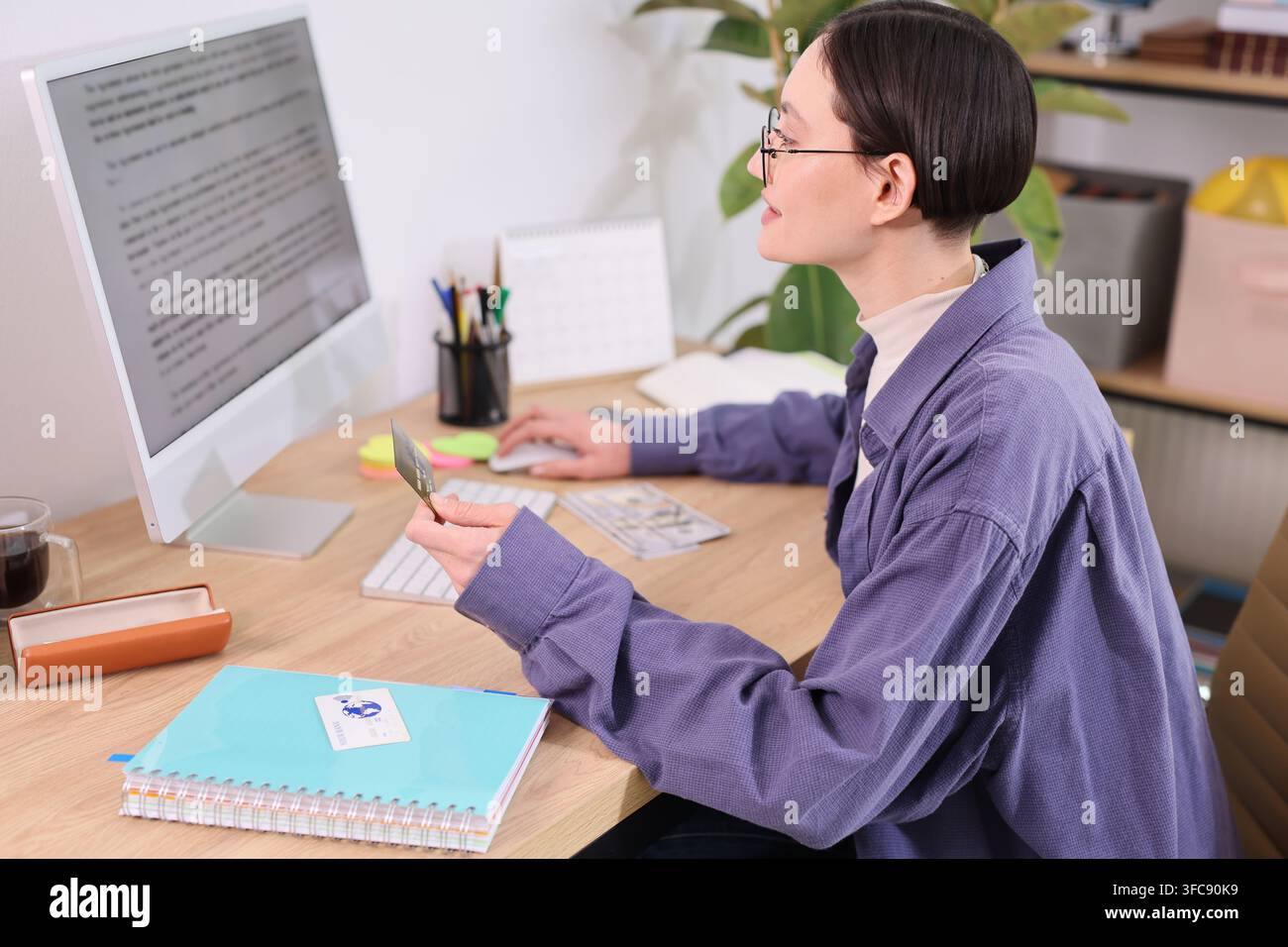 Il cliente digita il numero della carta di pagamento nel modulo di pagamento digitale Foto Stock