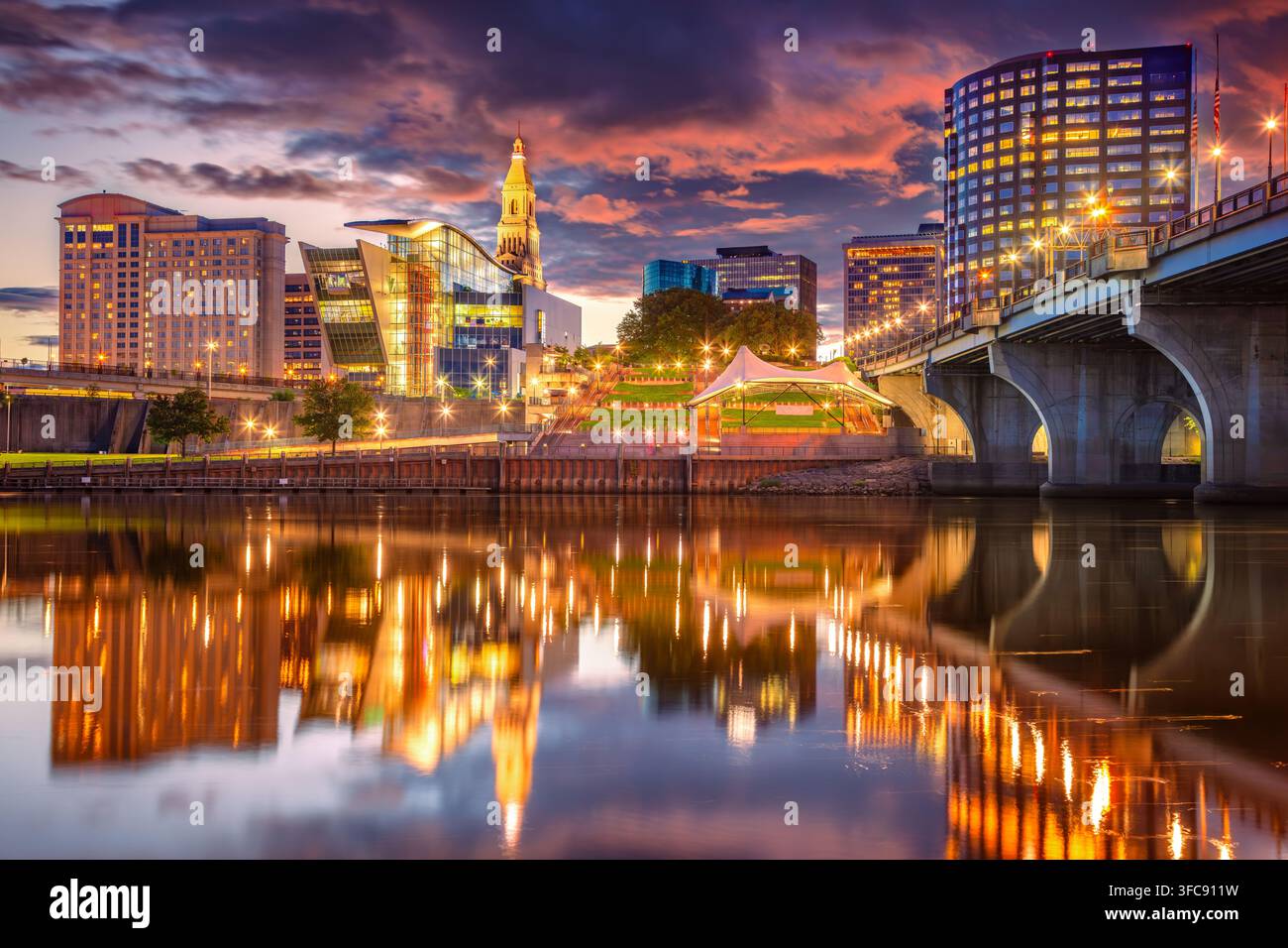 Hartford, Connecticut, USA. Panorama della città di Hartford, capitale del Connecticut, con il riflesso dello skyline urbano nell'acqua sotto una bellissima luce del sole Foto Stock