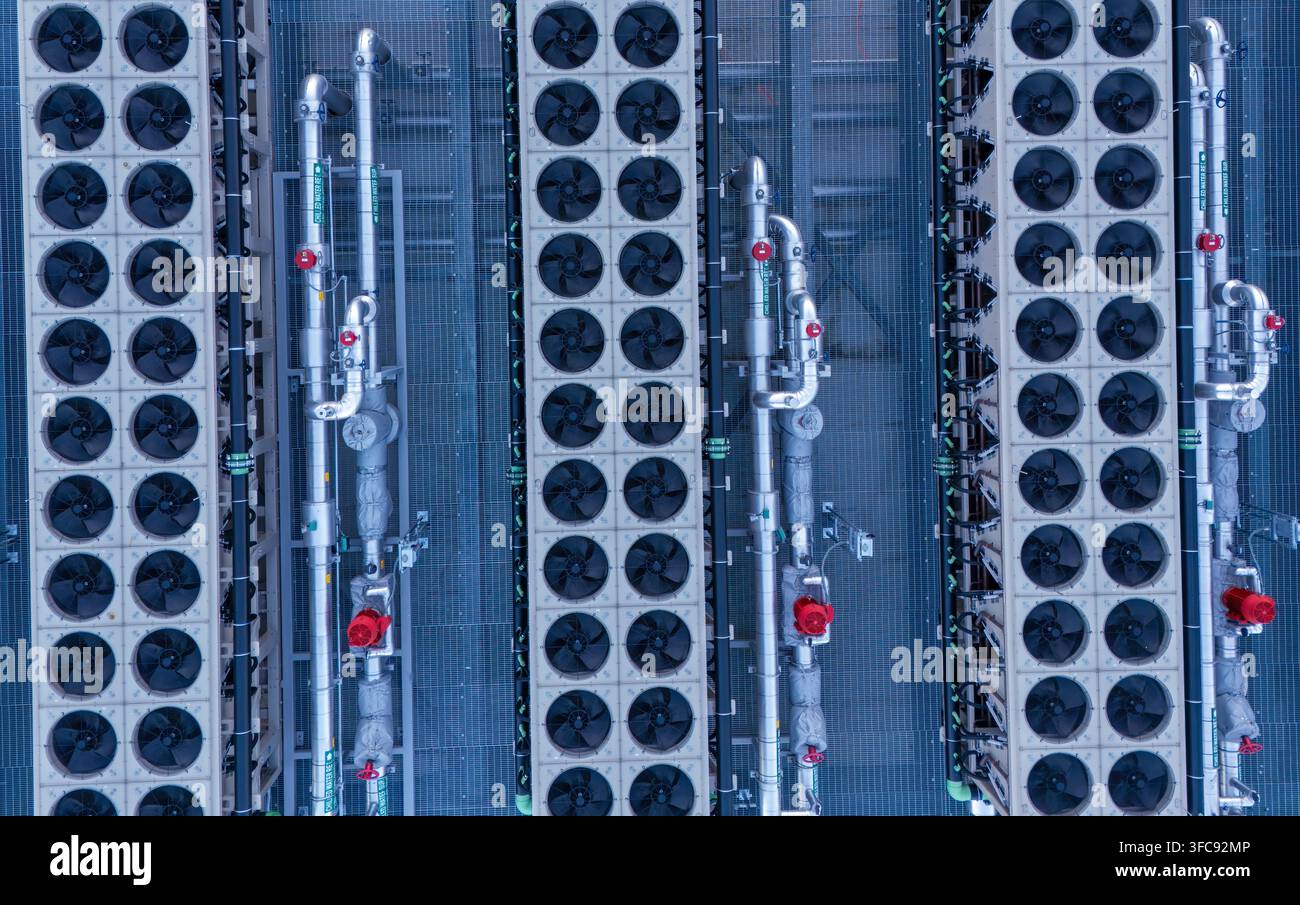 Vista aerea del tetto di un data center con file di ventole di raffreddamento industriali e sistemi di tubazioni metalliche a New Albany, Ohio, Stati Uniti. Foto Stock