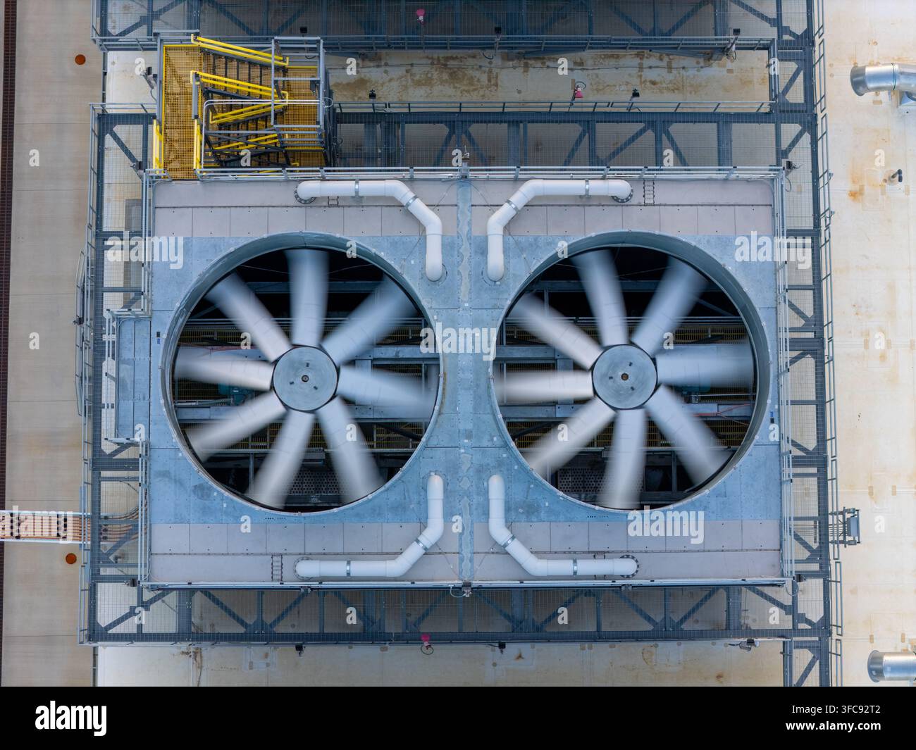Vista aerea di un sistema di raffreddamento di un data center con grandi ventole industriali, struttura metallica e tubature su un tetto a New Albany, Ohio, Stati Uniti. Foto Stock