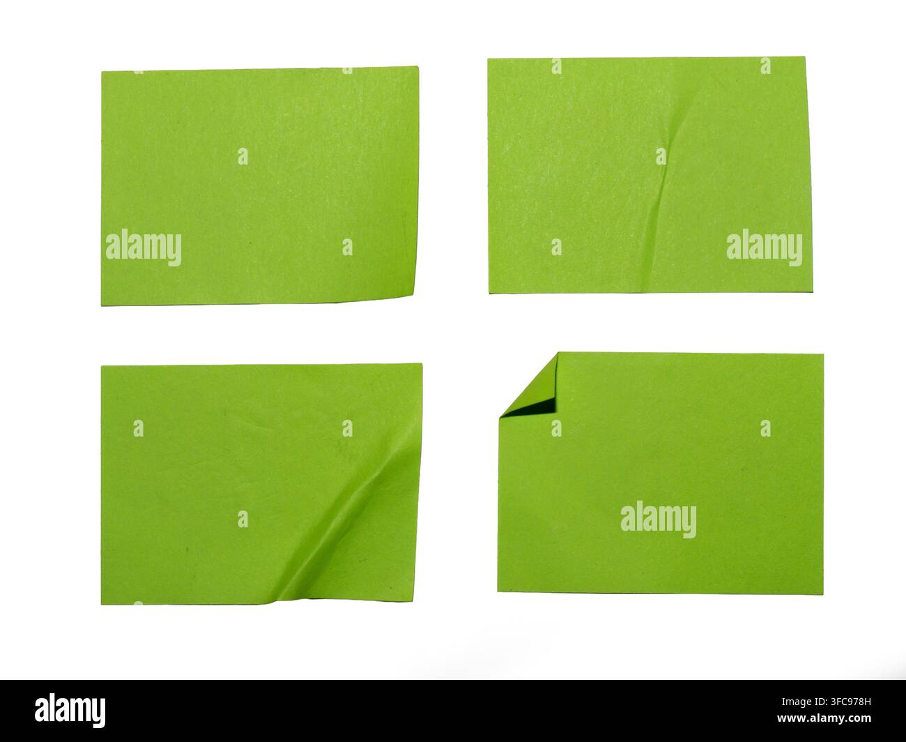 Set di quattro etichette adesive in carta verde isolate su sfondo bianco. Texture di carta realistica con pieghe, grinze e angoli arricciati Foto Stock