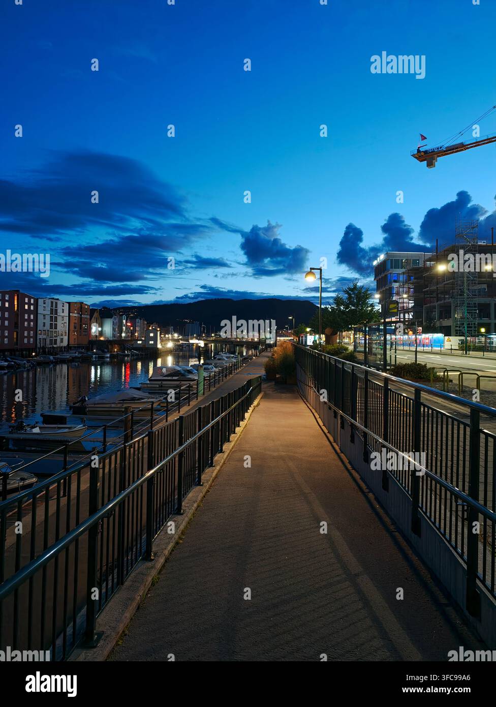 Modern walking promenade del porto al crepuscolo a Trondheim, Norvegia. - Immagine stock catturata con smartphone