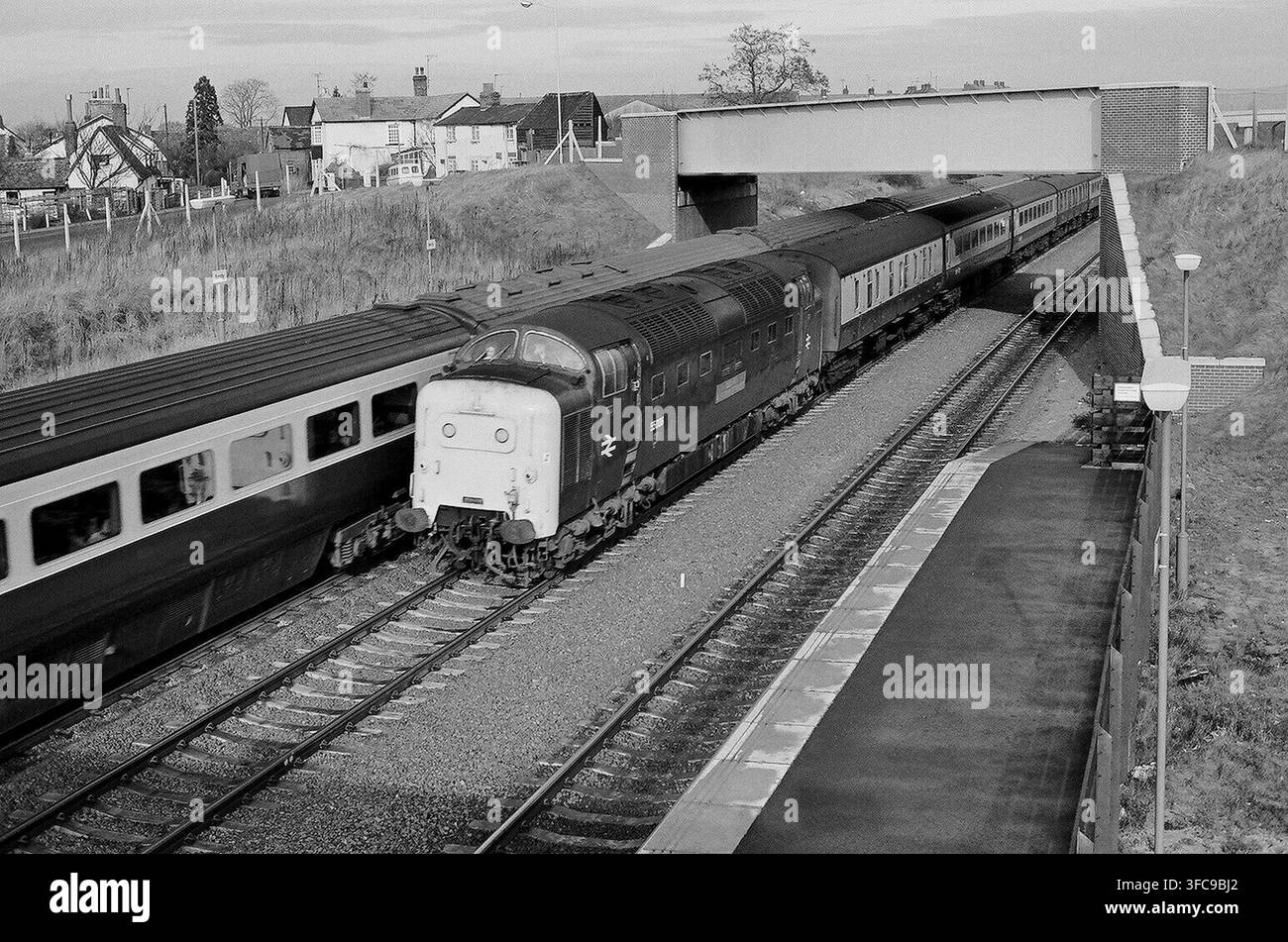 L'English Electric Deltic No 55006 'The Fife and Forfar Yeomanry' passa un Intercity125 HST in direzione sud sotto il nuovo ponte stradale alla stazione di Sandy mentre correva verso sud nel 1980. Foto Stock