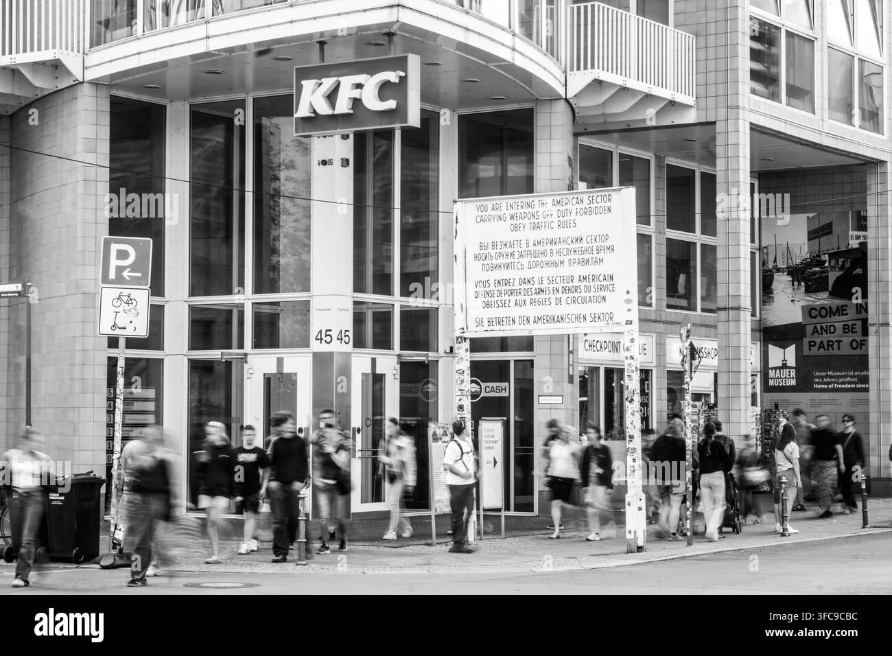 Berlino, Germania, 26 agosto 2026: Il Checkpoint Charlie su Friedrichstraße nel quartiere di Kreuzberg a Berlino. L'ex punto di confine tra il settore americano e quello sovietico è oggi una delle attrazioni più famose di Berlino e ricorda la divisione della città durante la Guerra Fredda. Checkpoint Charlie *** Berlino, Germania, 26 agosto 2026 Checkpoint Charlie su Friedrichstraße nel quartiere di Kreuzberg a Berlino. L'ex punto di confine tra i settori americano e sovietico è oggi una delle attrazioni più famose di Berlino e funge da ricordo della divisione della città durante la Guerra Fredda. Foto Stock