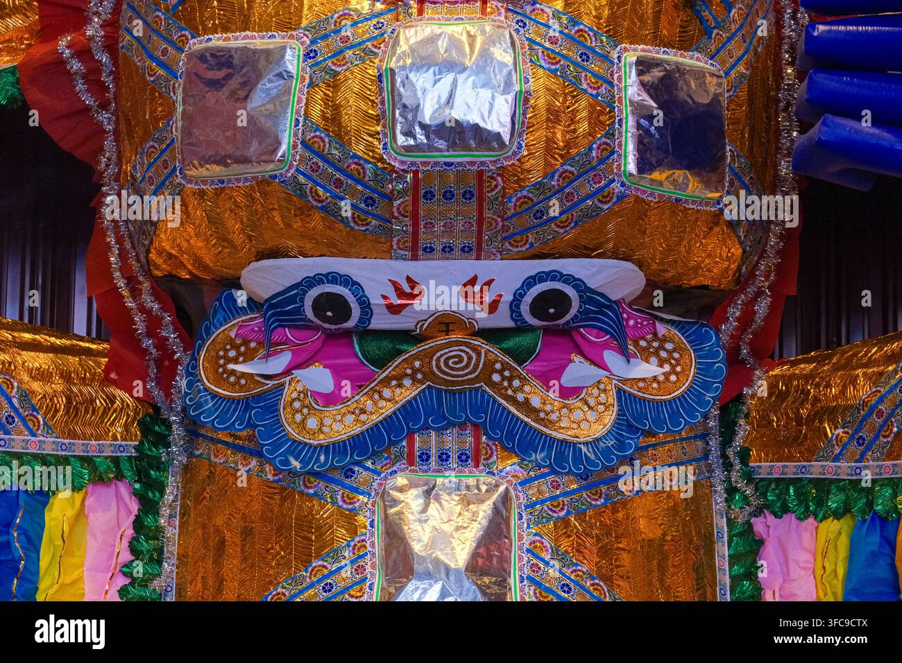 Prima vista di un costume di carta artigianale colorato e motivi decorativi su una effigie Da Shi Ye durante il Festival dei Fantasmi Affamati a Bukit Mertajam, Penang Foto Stock