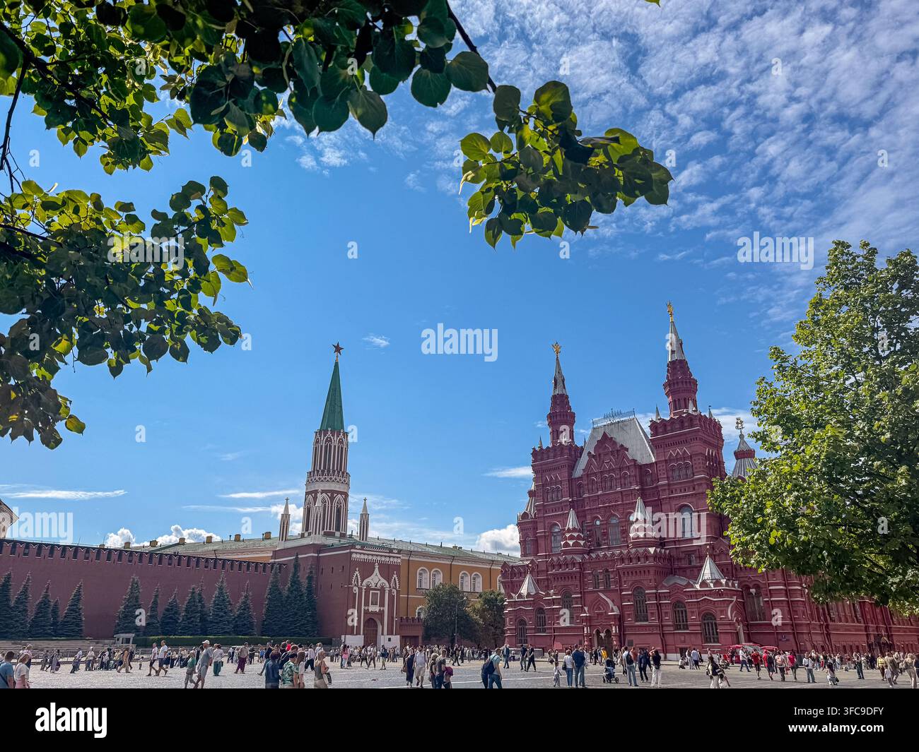 Museo storico dello Stato che si affaccia sulla Piazza Rossa a Mosca, in Russia, con persone che camminano attraverso il famoso punto di riferimento della città. - Immagine stock catturata con smartphone