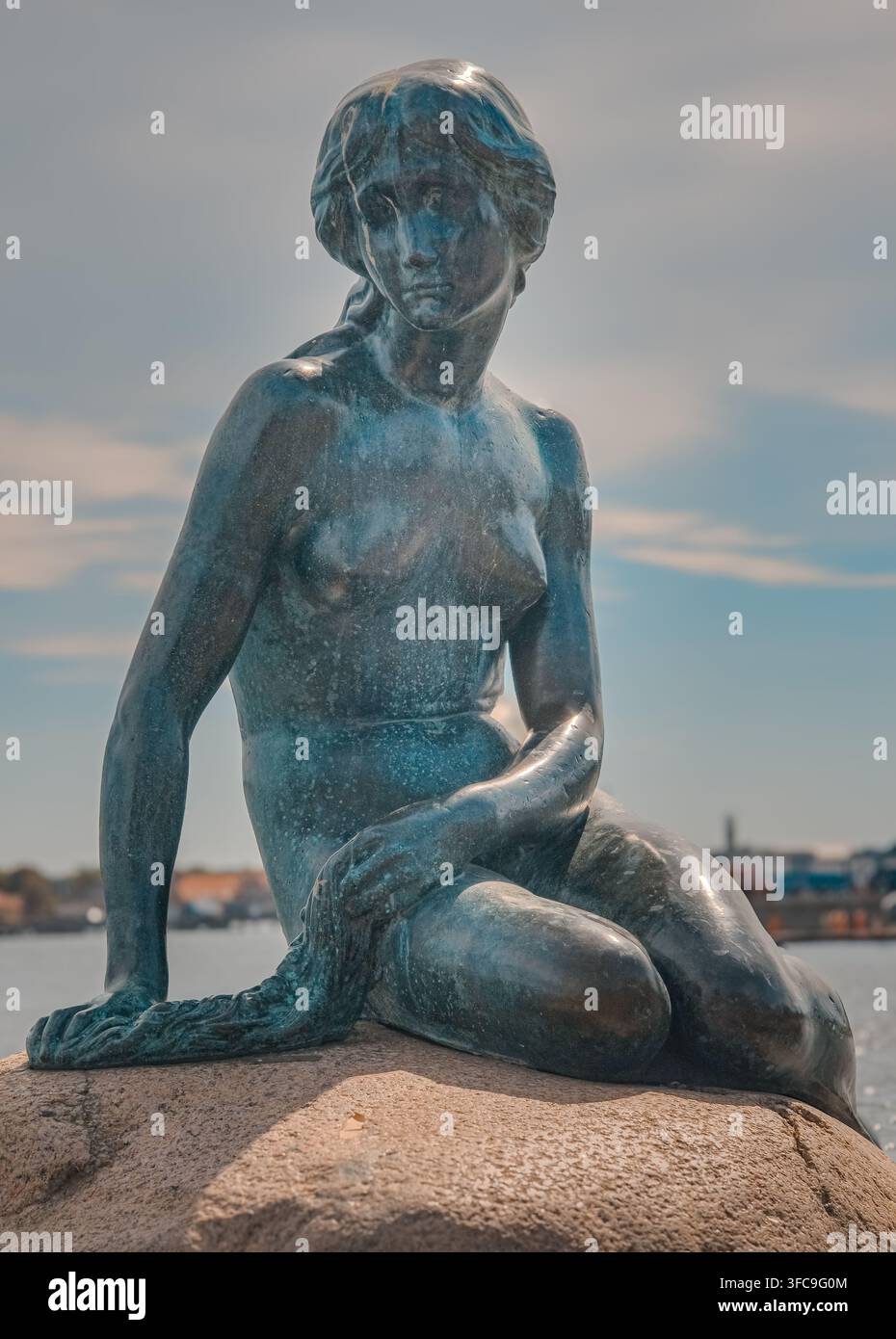 Statua in bronzo della Sirenetta che si affaccia sul porto di Copenaghen Foto Stock