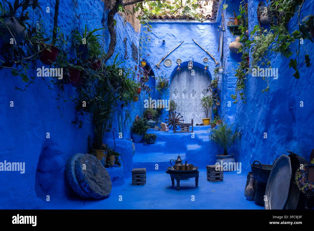 Un piccolo cortile colorato di blu a Chefchaouen, Marocco. Foto Stock