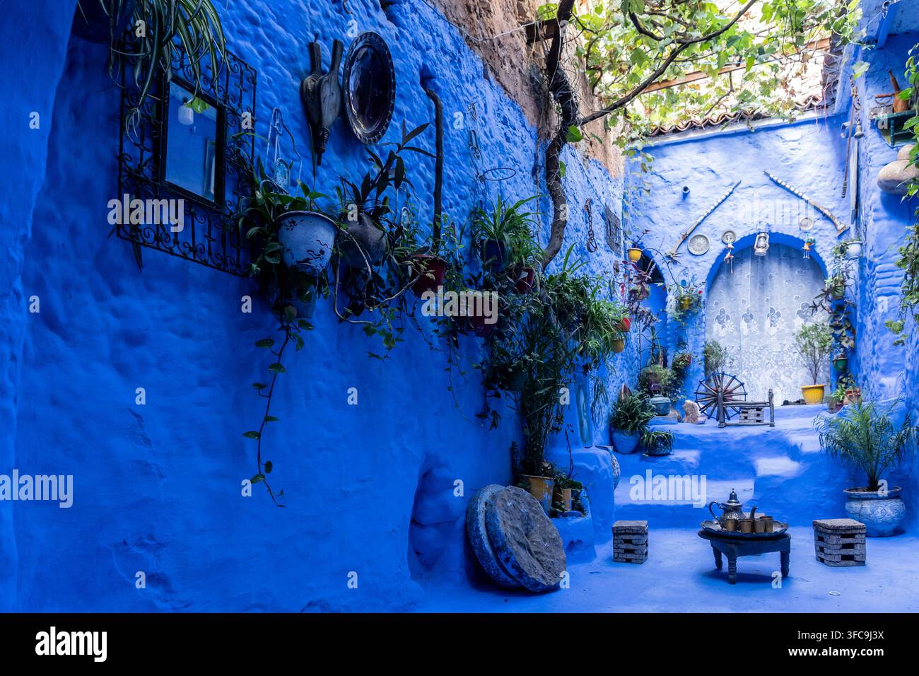 Un piccolo cortile colorato di blu a Chefchaouen, Marocco. Foto Stock