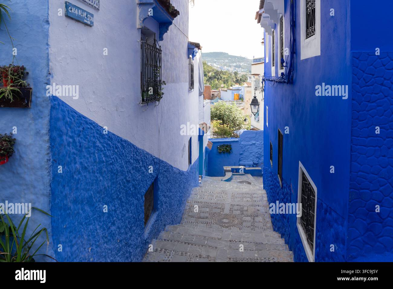 Un vicolo dipinto di blu nella medina di Chefchaouen, Marocco. Chefchaouen è una piccola città soprannominata la "Città Blu". Foto Stock