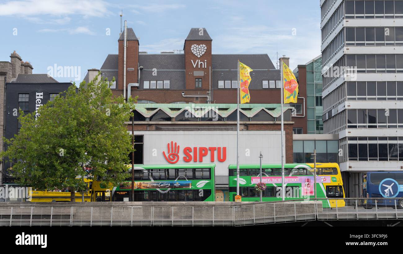 Lower Abbey Street, Dublino, Irlanda, 28 luglio 2026: Sede centrale della VHI. con vista sul fiume Liffey Foto Stock