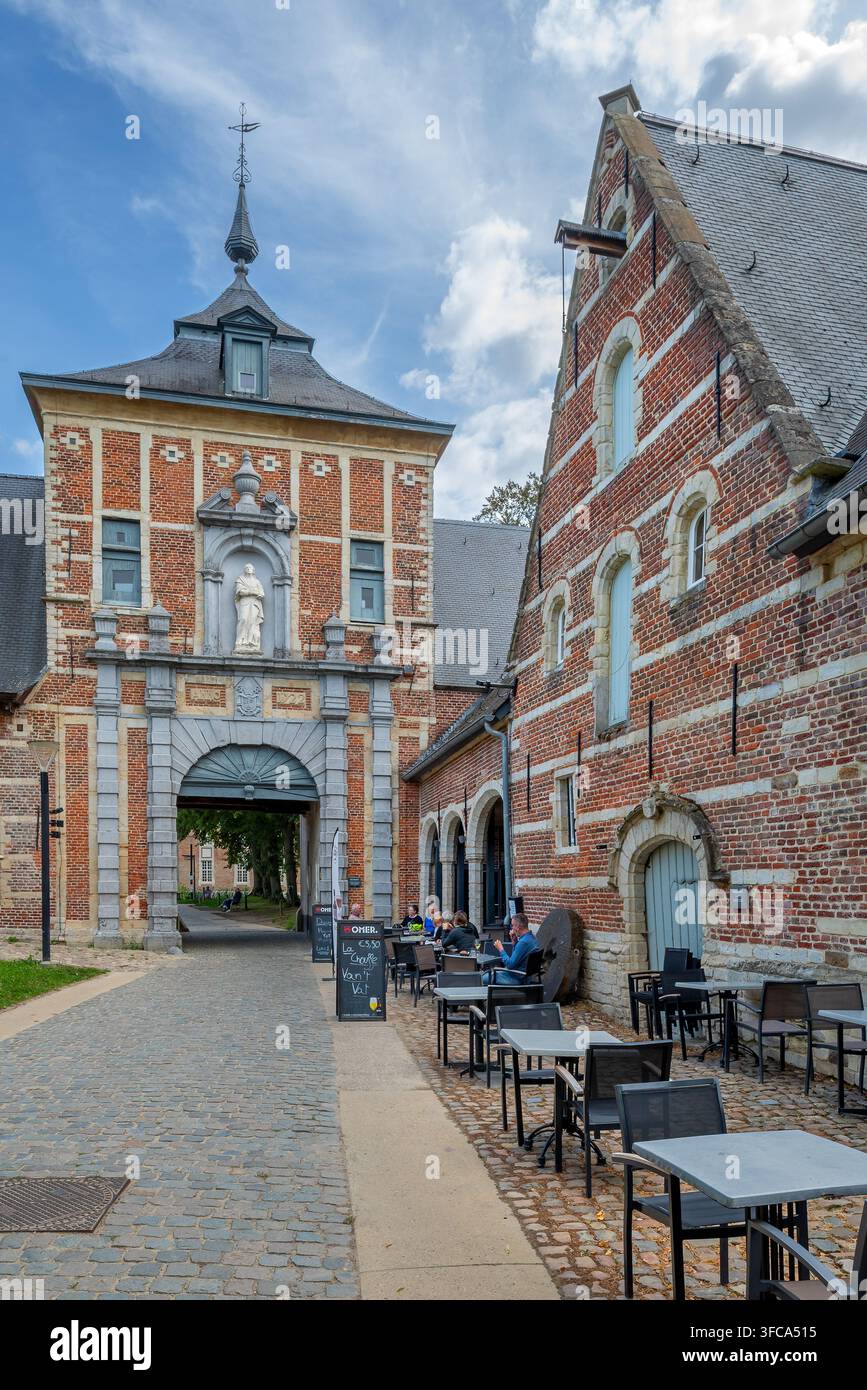 Sint-Janspoort / St. John’s Gate e brasserie De Abdijmolen, ex mulino ad acqua presso Park Abbey / Abdij van Park, Heverlee, Brabante Fiammingo Belgio Foto Stock