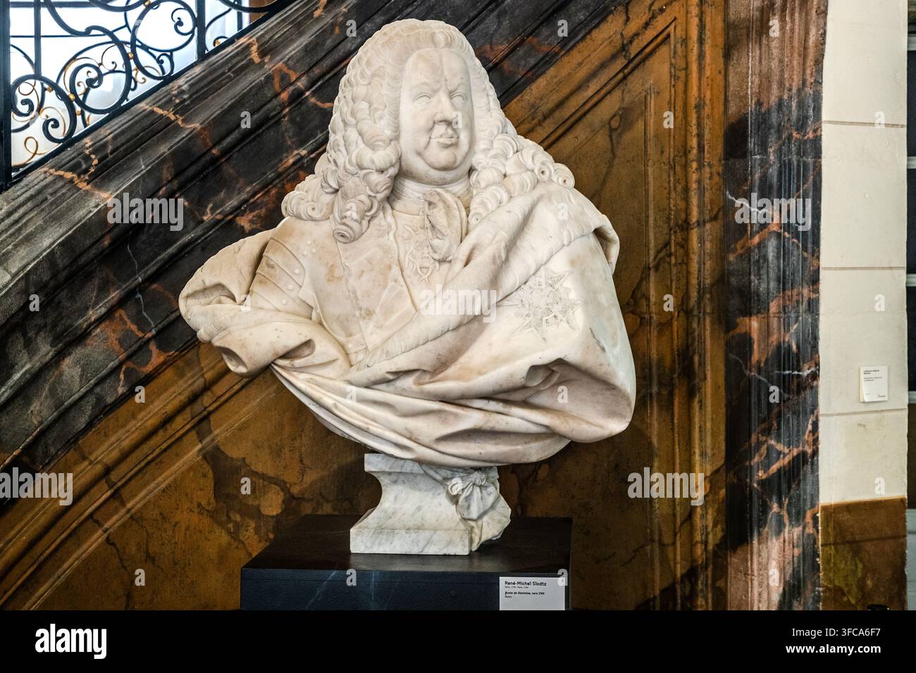 Un busto in marmo di Stanislas Leszczynski, opera dello scultore René-Michel Slodtz, si trova nella scala di un edificio storico vicino a Place Vaudémont a Nancy, Grand Est, Francia. Un rivestimento in marmo venato forma lo sfondo della nicchia. Foto Stock