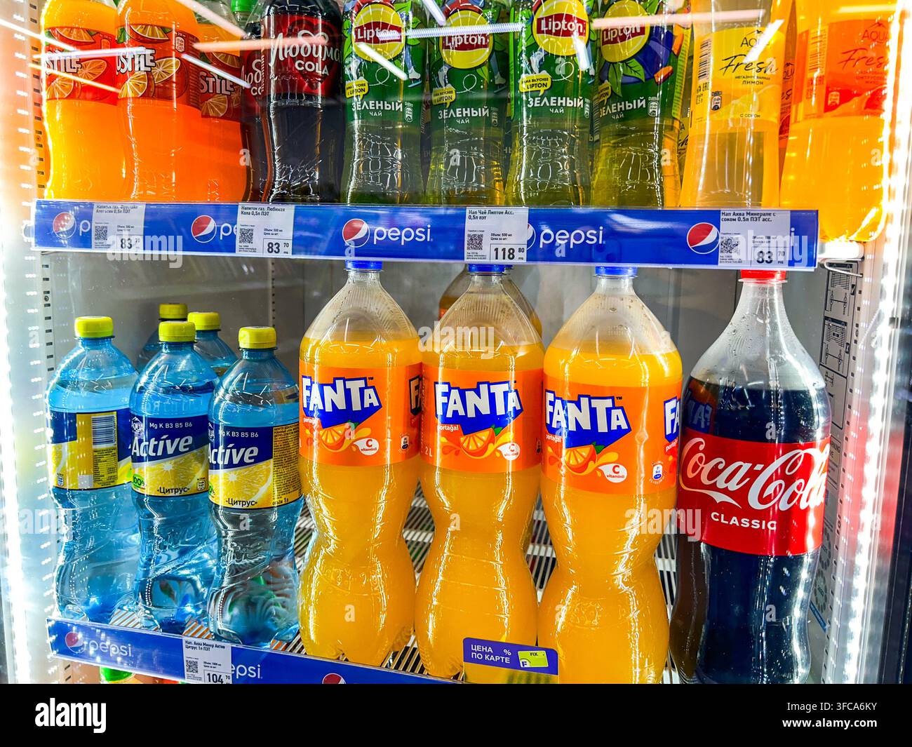 Kaliningrad, Russia 16.04.25 - Bottiglie di Fanta e CocaCola nel frigorifero del negozio. Vendite al supermercato Foto Stock