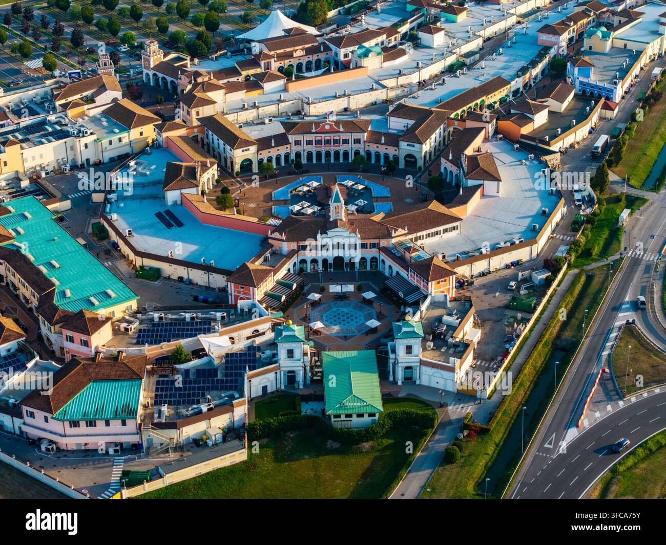 Vista aerea del Noventa di Piave Designer Outlet con il suo caratteristico layout architettonico, cortili centrali e aree di parcheggio circostanti a No Foto Stock