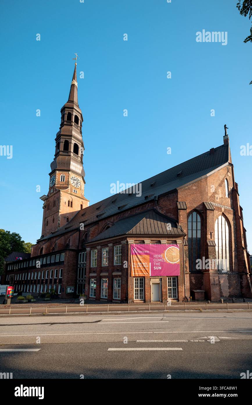 Torre e guglia della chiesa di Santa Caterina, Hauptkirche St. Katharinen, che si erge sopra gli alberi nel centro di Amburgo. Foto Stock