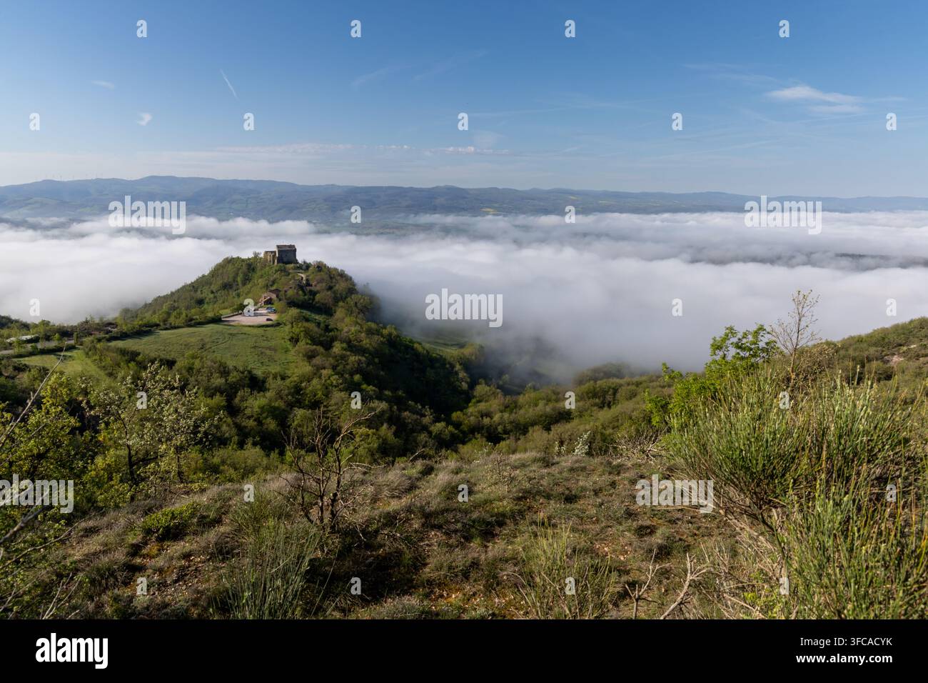 Il castello di Montaigut si erge sopra un mare di nuvole, Aveyron, Francia Foto Stock