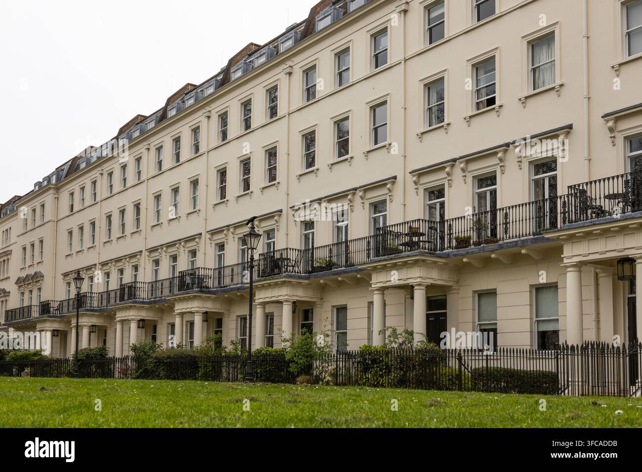 Case a terrazzo georgiane classiche in una strada di Londra Foto Stock