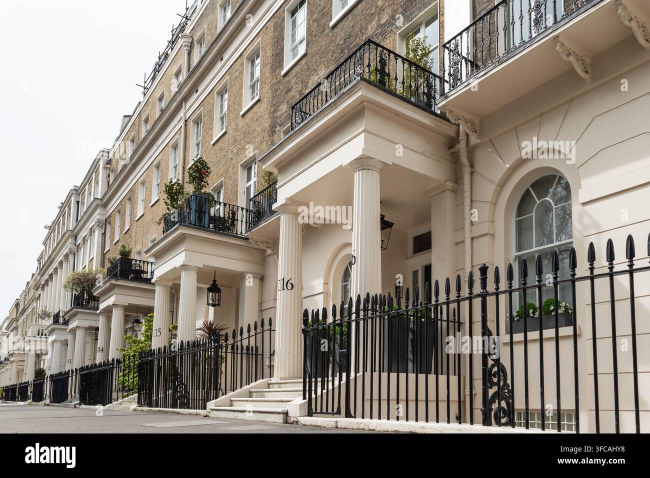 Fila di case cittadine georgiane esterno nella città di Londra Foto Stock