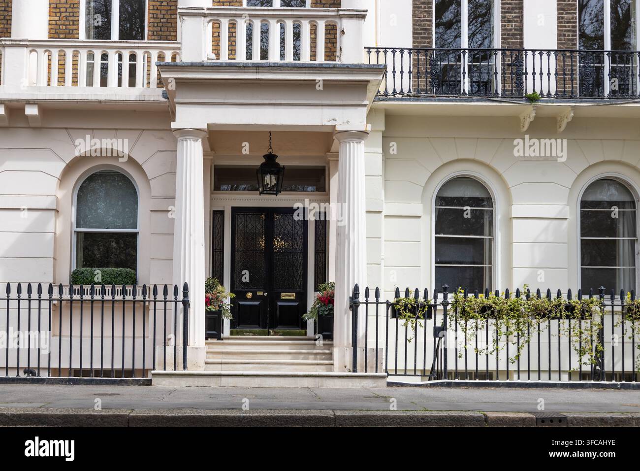 Facciata residenziale britannica classica a Kensington, Londra, Regno Unito Foto Stock