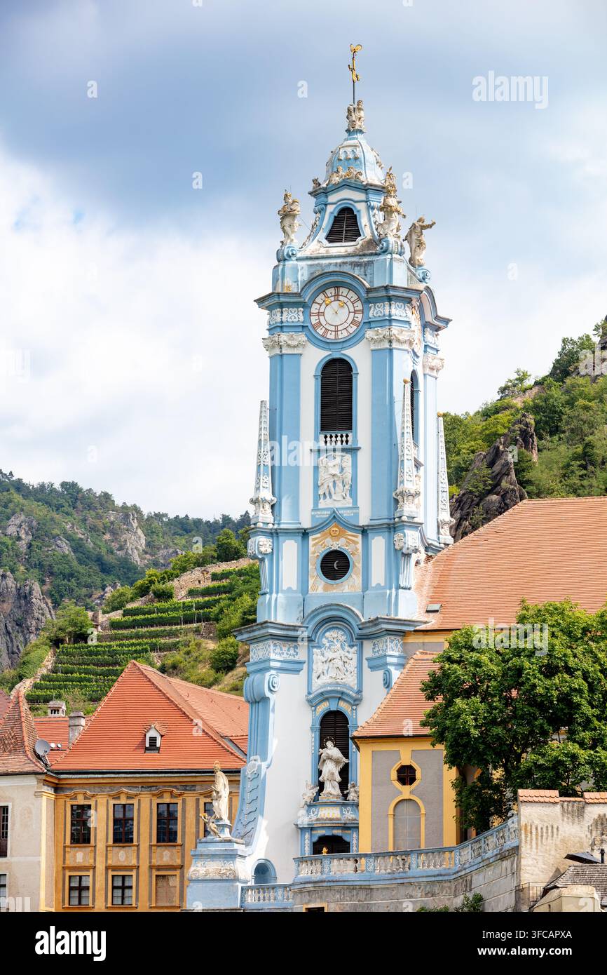 Campanile blu - Chiesa dell'Assunzione di Maria (Maria Himmelfahrt) e città di Dürnstein, Bassa Austria, Austria Foto Stock