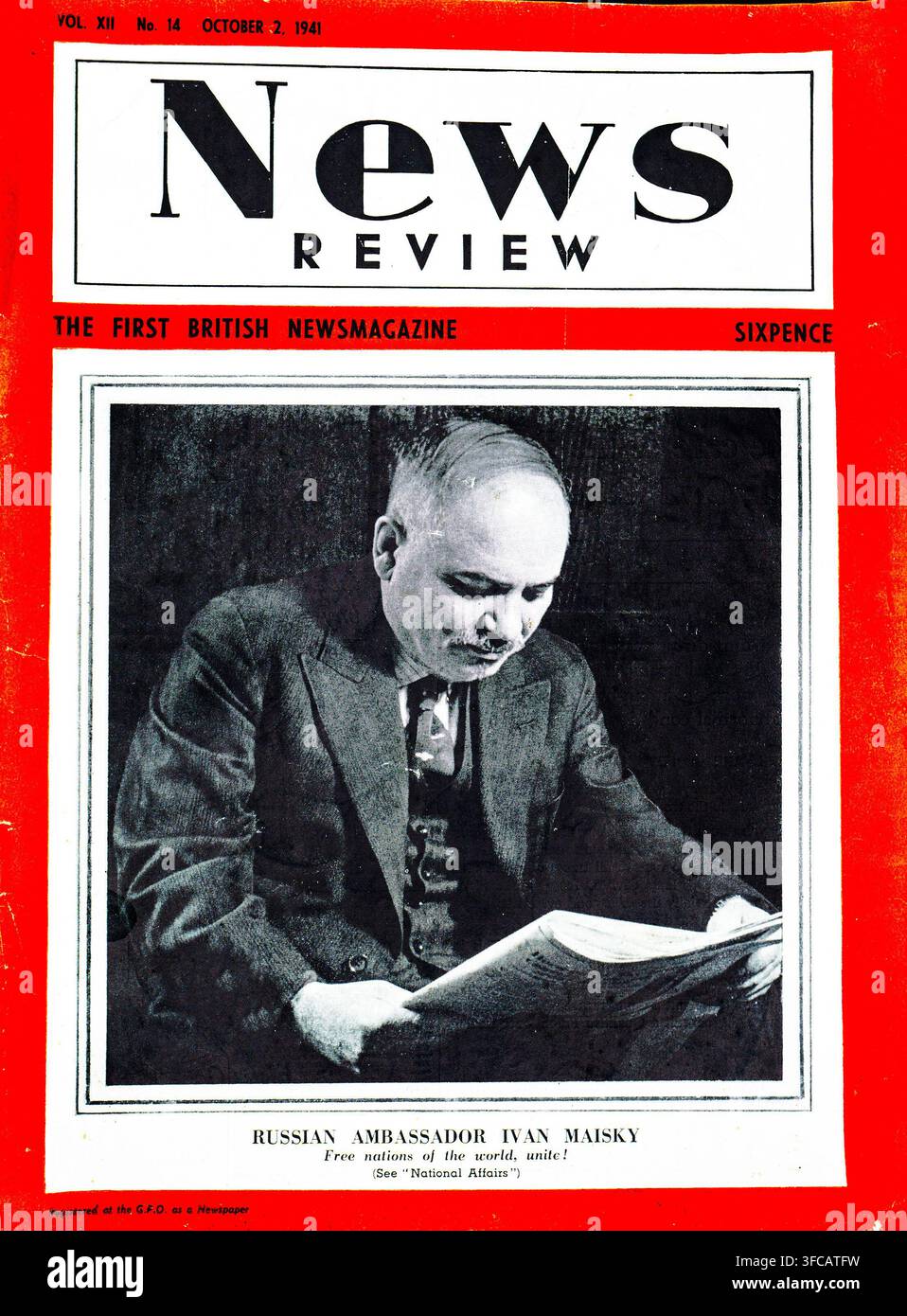 Copertina archivistica del 2 ottobre 1941 della rivista britannica News Review con l'ambasciatore sovietico in Gran Bretagna Ivan Maisky che legge un giornale. Sottotitolata "Nazioni libere del mondo, unite!", l'edizione evidenziava gli sforzi diplomatici per forgiare l'alleanza anglo-sovietica contro la Germania nazista dopo l'operazione Barbarossa. Maisky è stato fondamentale per ottenere il sostegno pubblico britannico e l'aiuto militare per l'URSS, simboleggiando un punto di svolta decisivo nella cooperazione alleata durante la Seconda Guerra Mondiale. Foto Stock