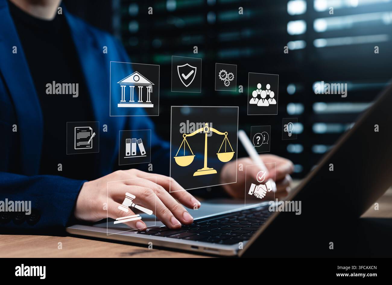 Concetto legale. Professionista legale o avvocato che lavora in uno studio legale con icone che simboleggiano il diritto dell'IA, la giustizia, i servizi legali. Legislazione aziendale, Foto Stock
