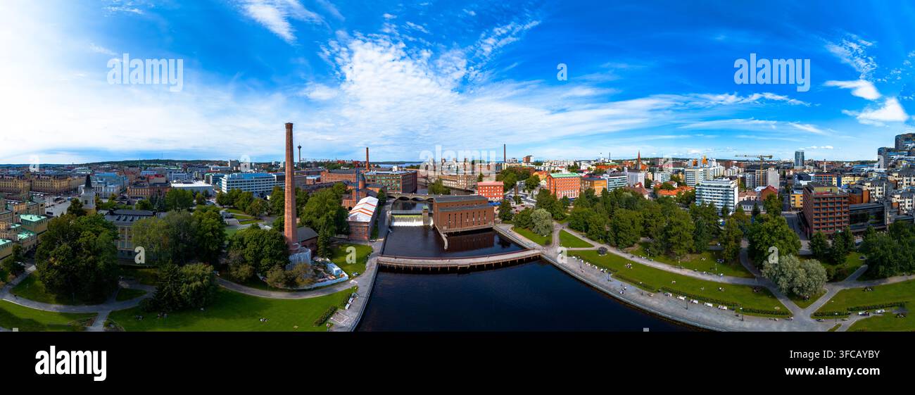 Vista aerea panoramica del centro città di Tampere e delle rapide del fiume Tammerkoski in Finlandia Foto Stock