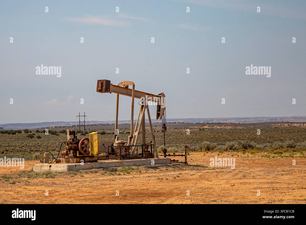 Nageezi, New Mexico – Un pozzo di petrolio lungo la strada d'accesso al Chaco Culture National Historical Park. L'amministrazione Trump vuole rimuovere un cuscinetto Foto Stock