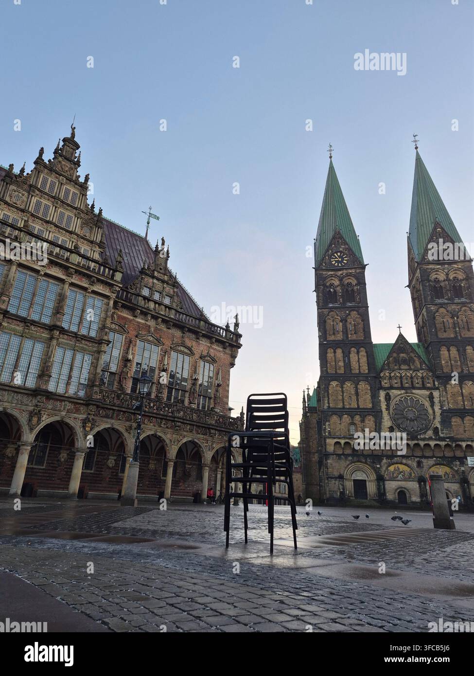 Sedie giganti impilate nella piazza del mercato di Brema con la cattedrale di San Pietro e il municipio storico, Brema, Germania - Immagine stock catturata con smartphone
