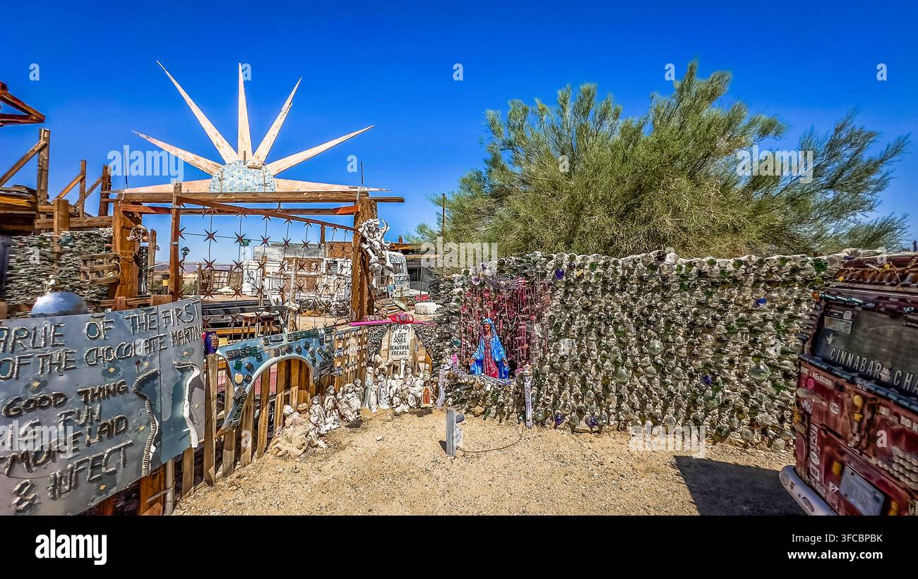 California, USA, 30 settembre 2024, esposizione artistica a East Jesus, un'installazione artistica a Slab City Foto Stock