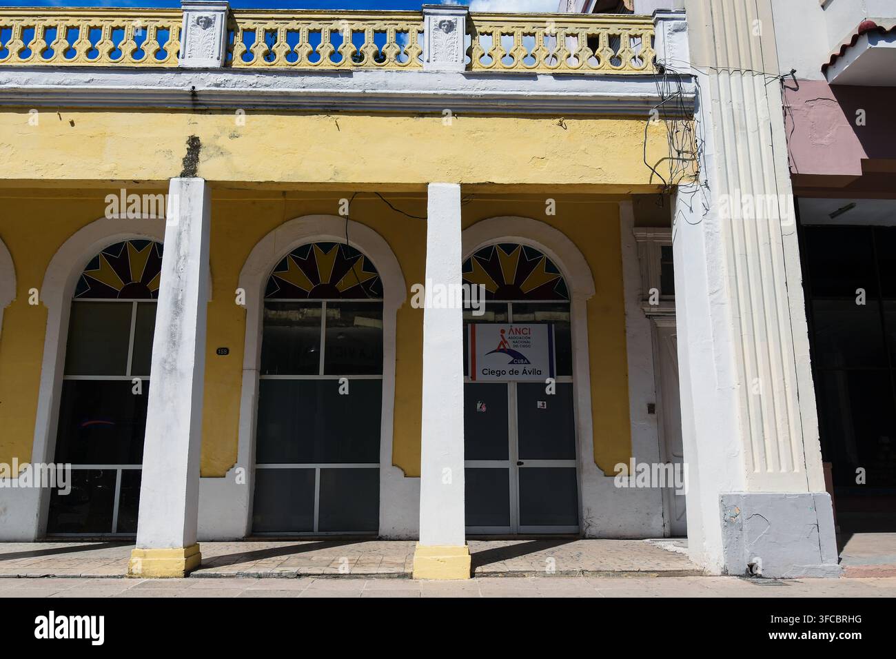 Facciata coloniale con colonne bianche e archi su Calle Independencia, Ciego de Ávila, Cuba Foto Stock
