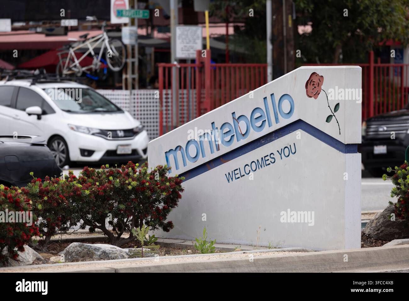 Montebello, California, USA - 12 aprile 2026: Un cartello in cemento dà il benvenuto agli automobilisti nella città di Montebello. Foto Stock