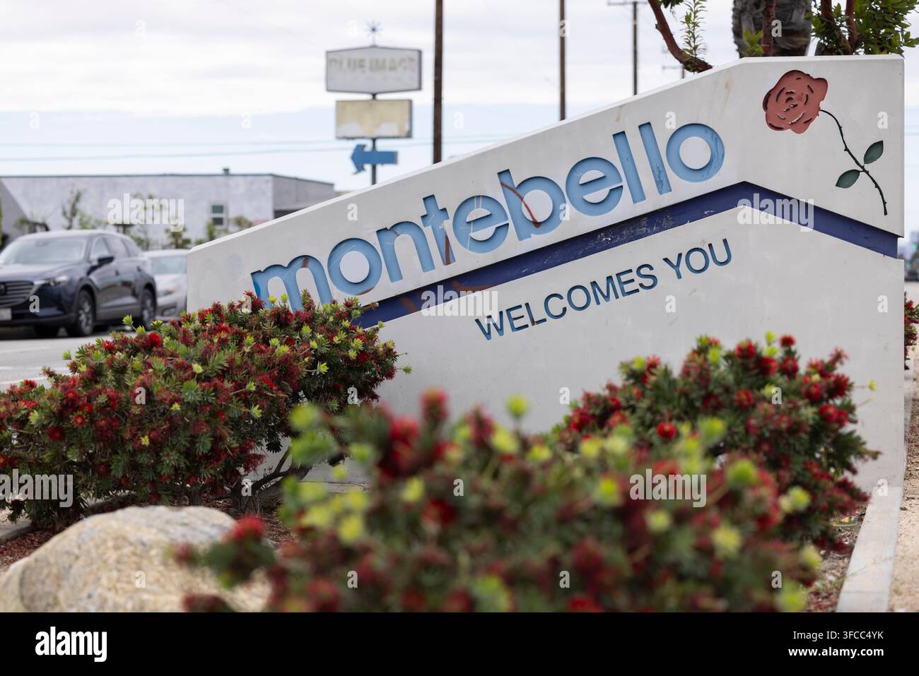 Montebello, California, USA - 12 aprile 2026: Un cartello in cemento dà il benvenuto agli automobilisti nella città di Montebello. Foto Stock