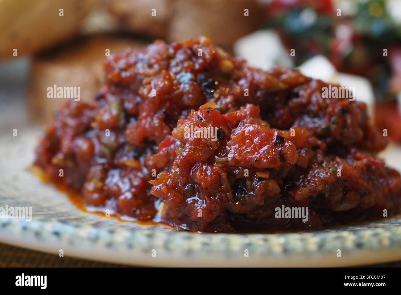 Salsa di pomodoro con spezie su un piatto Foto Stock