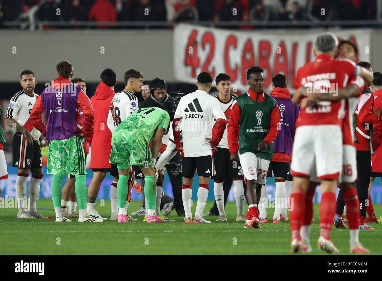 I giocatori del River Plate reagiscono dopo la sconfitta contro l'Independiente Santa Fe durante la seconda gara del turno degli ottavi di finale della Copa Sudamericana tra il River Plate argentino e l'Independiente Santa Fe colombiano allo stadio MAS Monumental di Buenos Aires il 26 agosto 2026. Foto Stock