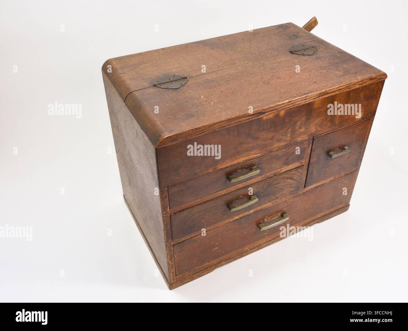 Scatola da cucito in legno vintage con più cassetti isolata su sfondo bianco, oggetto tradizionale per la casa in Giappone Foto Stock