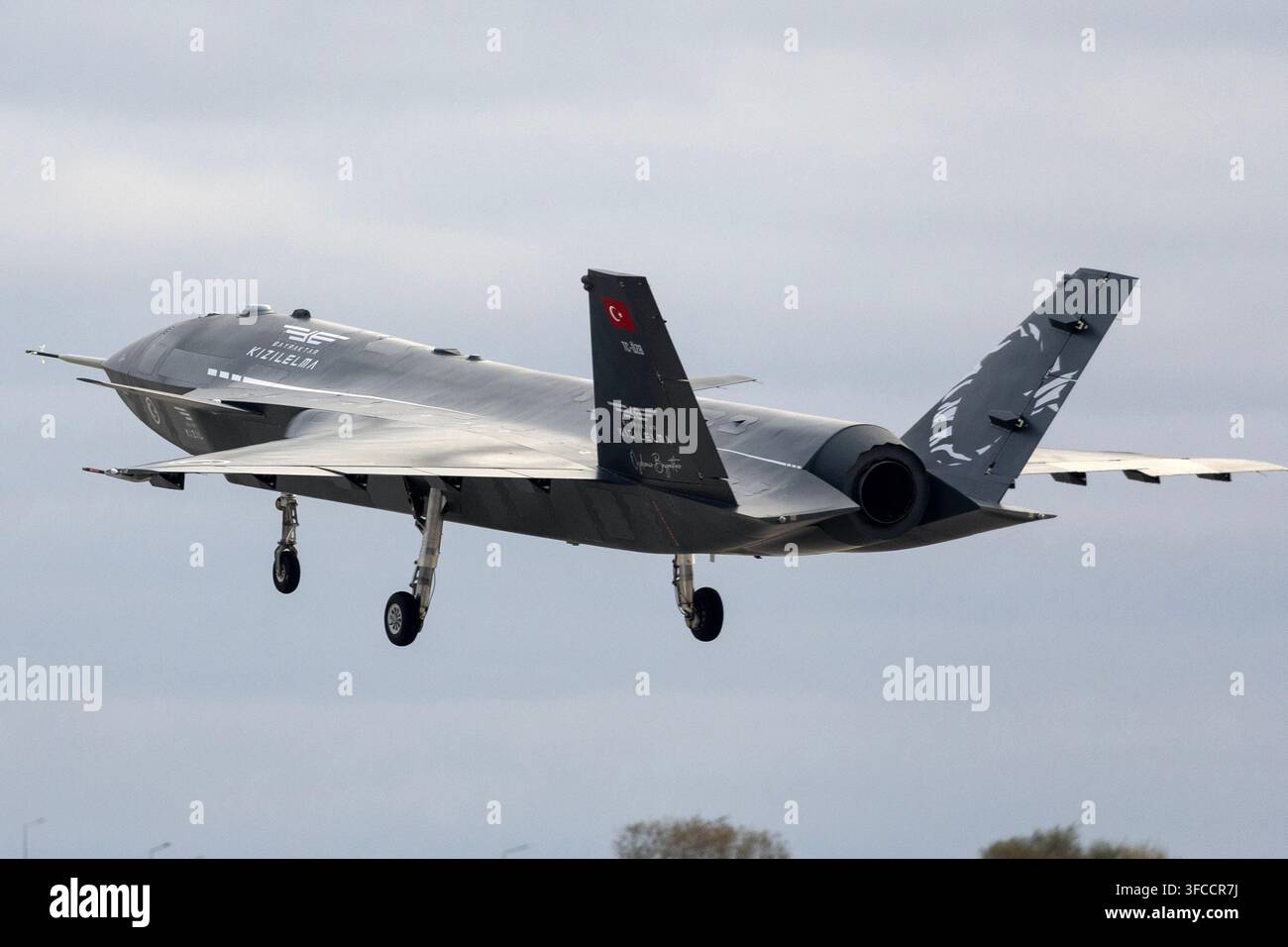 Aviazione militare avanzata con un veicolo aereo senza pilota (UAV) stealth e un aereo da combattimento che volano nel cielo sereno Foto Stock