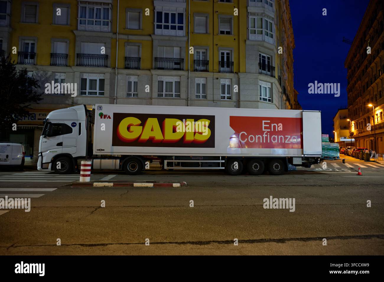 Camioncino di consegna del supermercato Gadis parcheggiato su una strada a Ribadeo nelle prime ore del mattino. Foto Stock