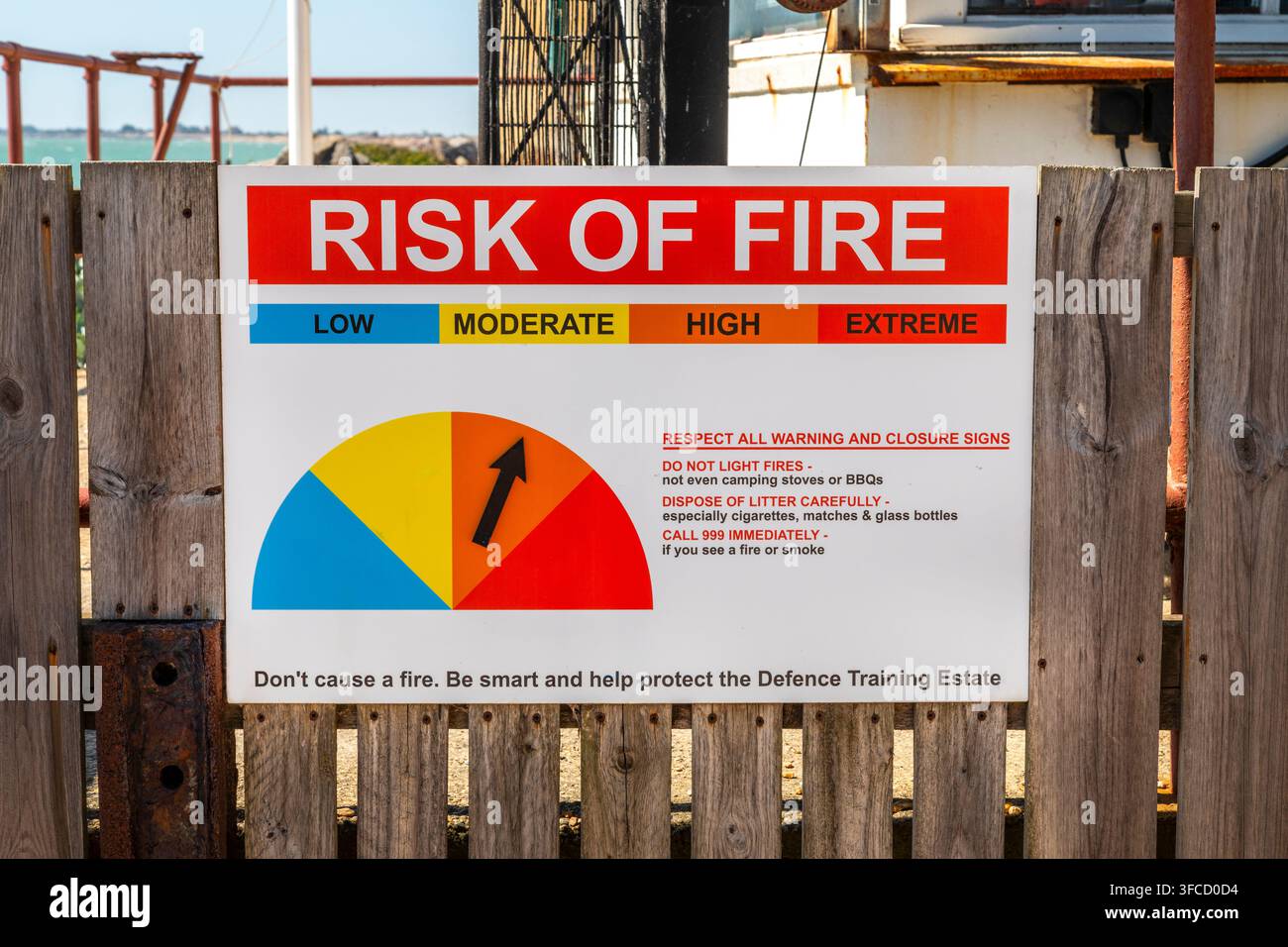 Un cartello di "Rischio di incendio" a Hythe Ranges, Kent, Regno Unito. Foto Stock